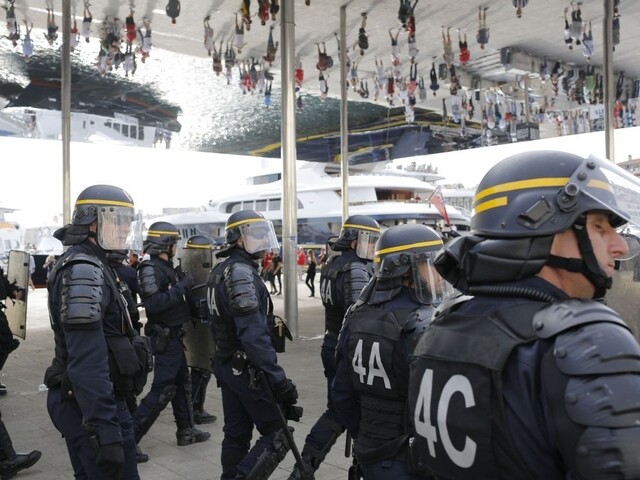 Strety agresívnych fanúšikov v Marseille riešila polícia vodným delom