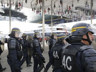 Strety agresívnych fanúšikov v Marseille riešila polícia vodným delom