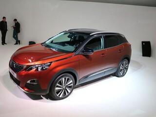 Nový Peugeot 3008 naživo a Mercedes-Benz GLC v domácom teste