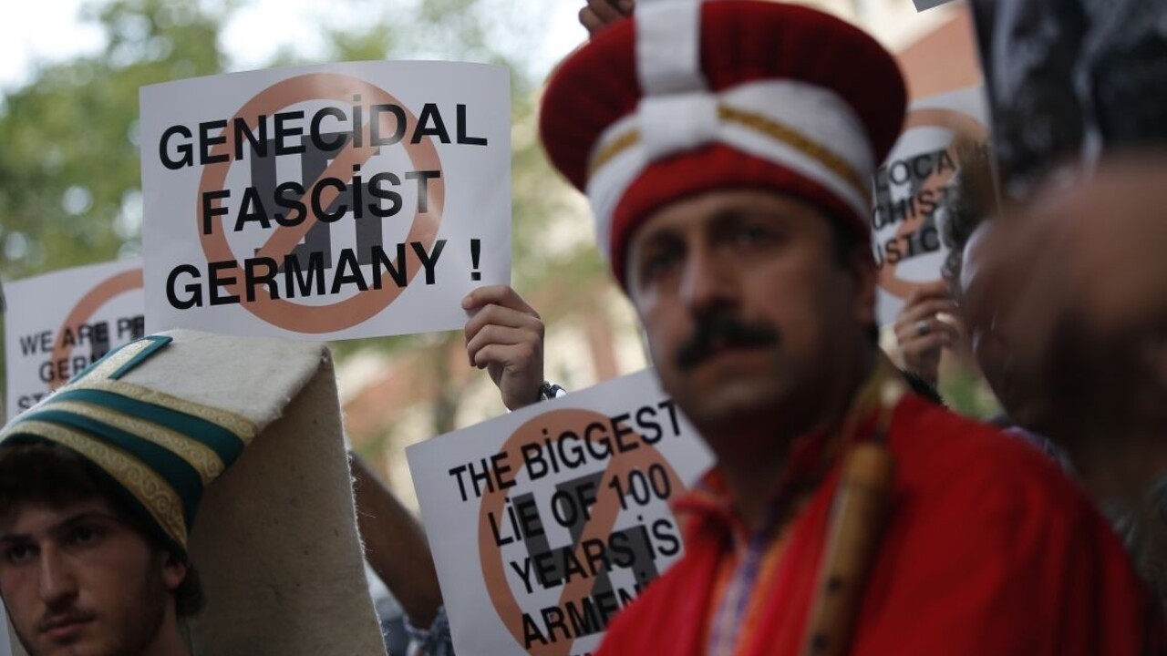 Nemecká polícia chráni poslancov tureckého pôvodu, boja sa o ich život