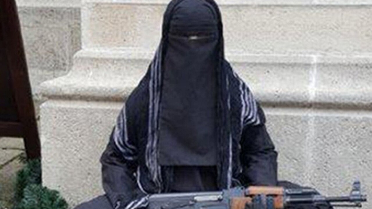 Polícia rieši kuriózny prípad figuríny s maketou zbrane