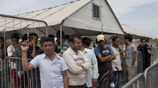 Gréci evakuujú utečenecké tábory pri hraniciach s Macedónskom