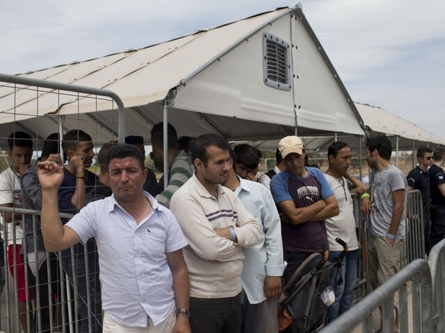 Gréci evakuujú utečenecké tábory pri hraniciach s Macedónskom
