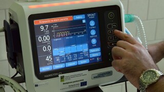 nemocnica prístroj ventilátor pre riadené dýchanie  ilu 1140 px (TASR/Roman Hanc)