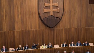 Rokovanie parlamentu: Učiteľské platy, málotriedky aj Čierna Hora