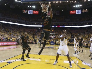James s Irvingom v zápase NBA pokorili hranicu 40 bodov