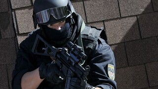 Počas veľkej policajnej akcie v Bratislave zadržali desiatky ľudí