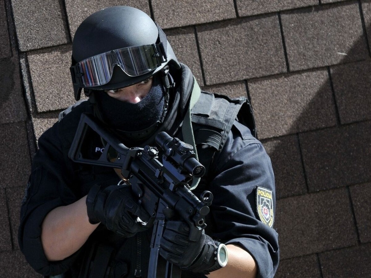 Počas veľkej policajnej akcie v Bratislave zadržali desiatky ľudí