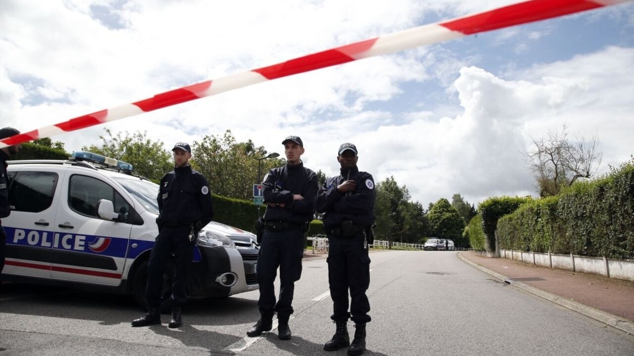 Francúzsko polícia Magnanville 1140 px (SITA/AP)