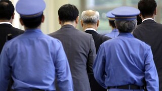 Tokiom otriasol finančný škandál, guvernér mesta odstúpil z funkcie