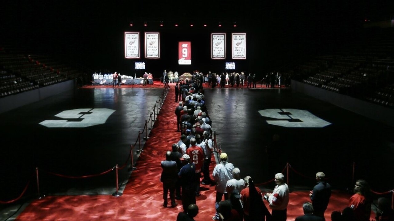 S legendárnym Howeom sa lúčili tisícky ľudí, rakvu niesli hviezdy NHL