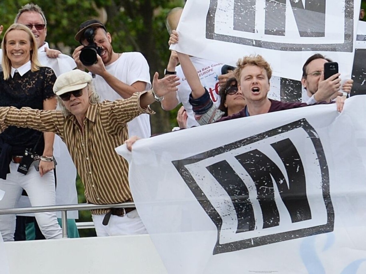 10 rád, ako prežiť Brexit. Nepanikárte, radí Britom bláznivý sprievodca