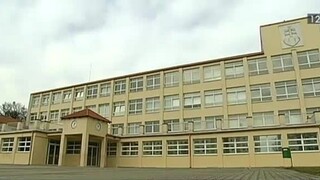 Základnú školu v Karlovej Vsi plánujú zrušiť, rodičia ju chcú dotovať