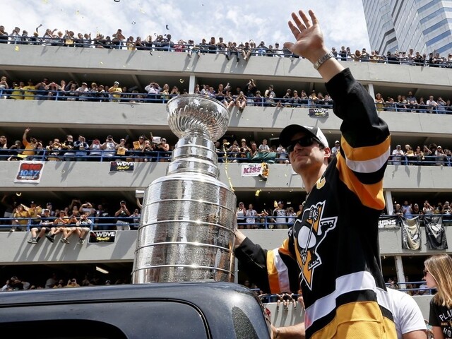 Pittsburgh oslavoval, Stanley Cup prišli obdivovať tisíce fanúšikov