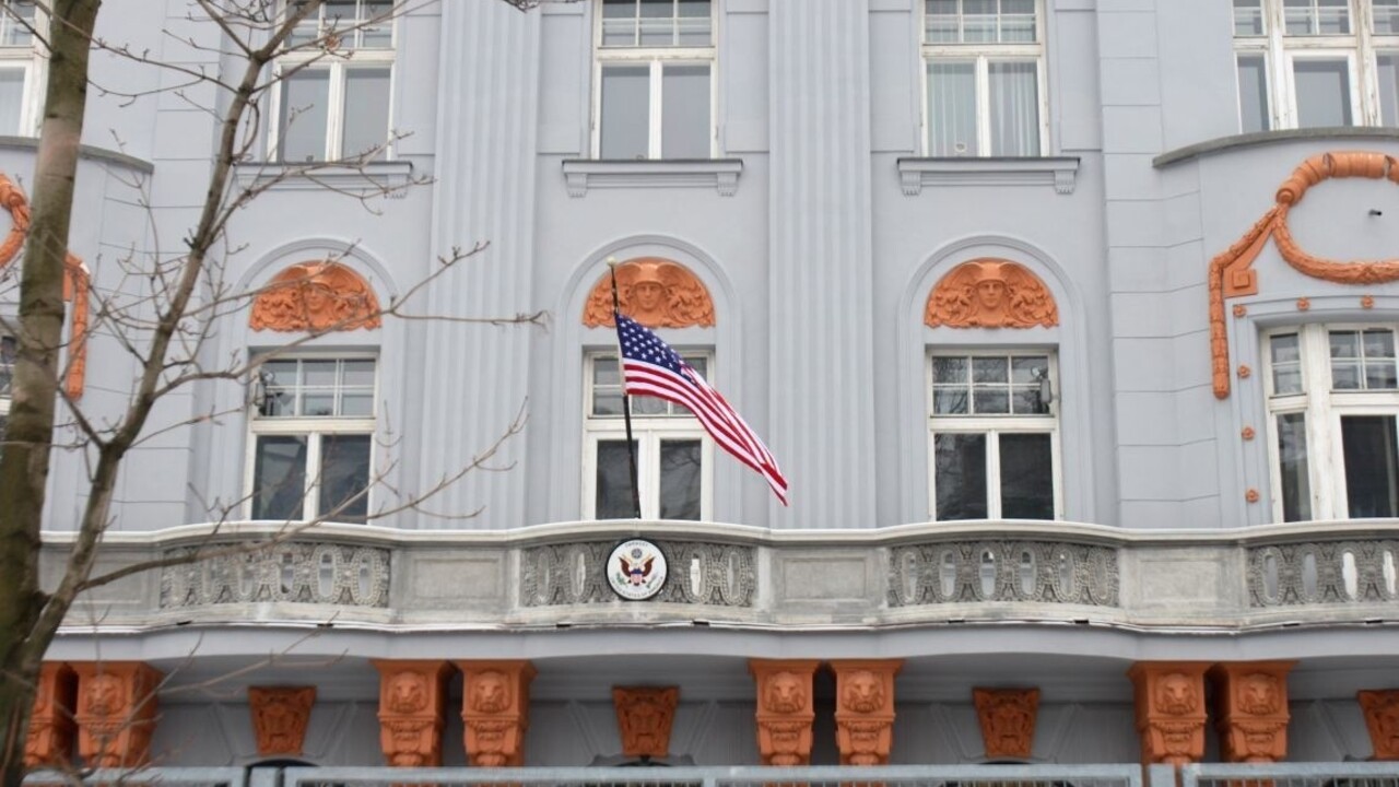 Americká ambasáda chce v centre Bratislavy ešte ostať, mala by platiť viac