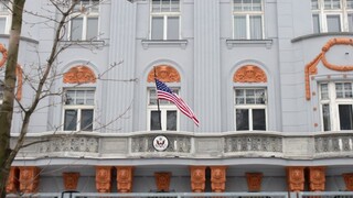 Americká ambasáda chce v centre Bratislavy ešte ostať, mala by platiť viac