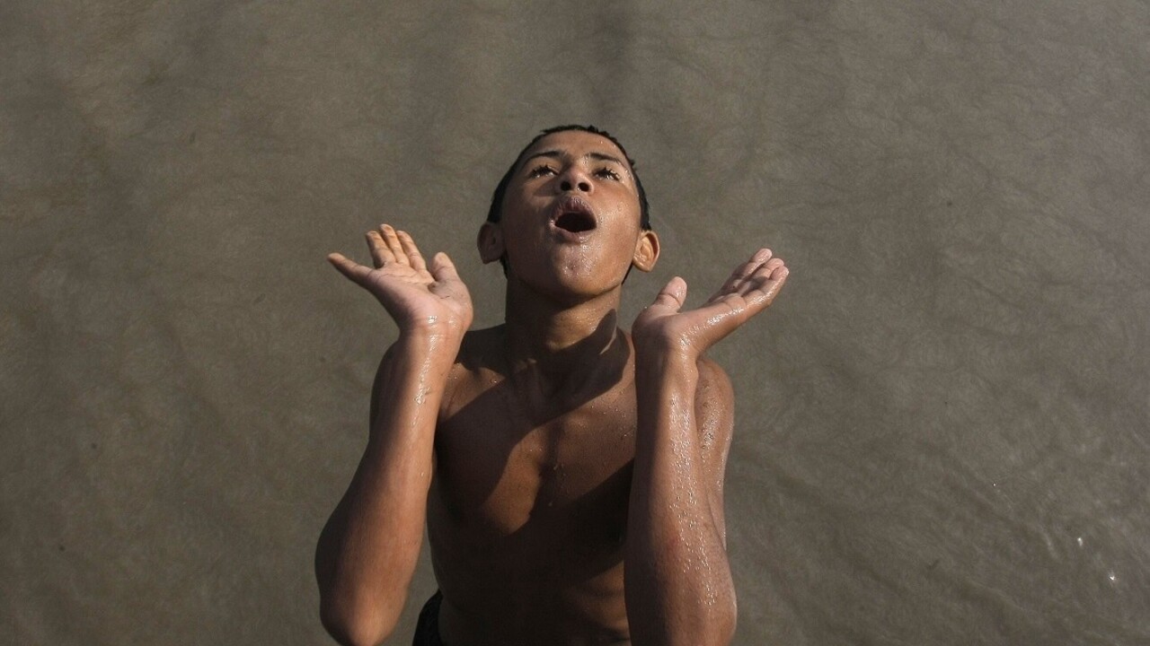 Je teplo a nemáte na klimatizáciu? Nápad z Bangladéša pomáha tisíckam ľudí