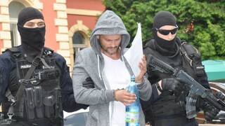 Desať zadržaných piťovcov prepustili na slobodu, prokurátor podal sťažnosť