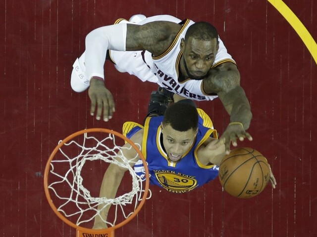 Curry a Kerr s finančnými trestami za incidenty v šiestom finálovom zápase