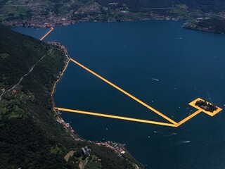 Umelec Christo sprístupnil plávajúce móla na jazere Iseo