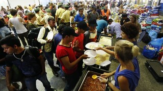 Humanitárna pomoc Slovenska je ťažkopádna, viac pomáhajú sami Slováci