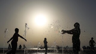 Grékov zasiahli rekordné horúčavy, priveľa sú aj na domácich