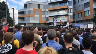 Protivládny protest na bratislavskom hradnom vrchu sa skončil