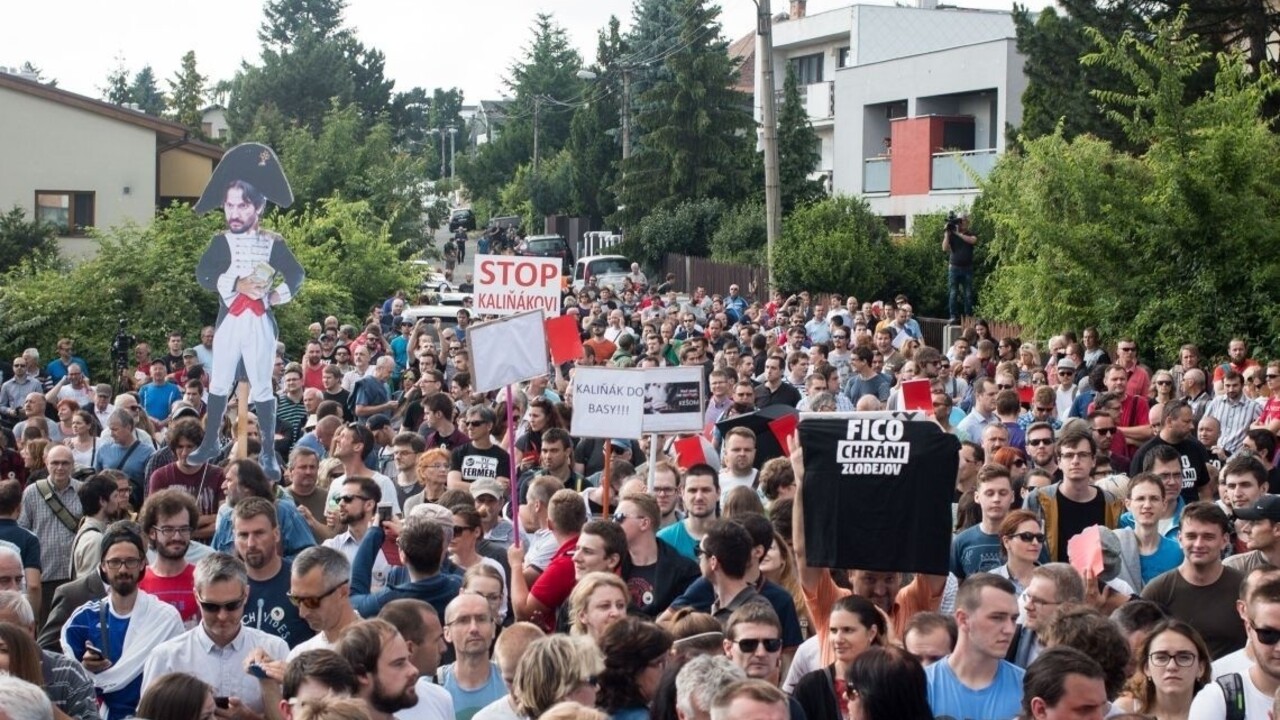 Pri Bonaparte protestovali tisíce ľudí, Fico hovorí o suteréne