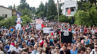 Pri Bonaparte protestovali tisíce ľudí, Fico hovorí o suteréne