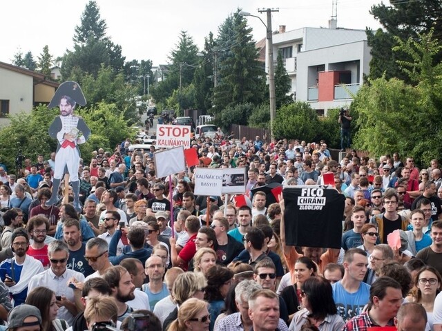 Pri Bonaparte protestovali tisíce ľudí, Fico hovorí o suteréne