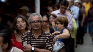 Vo Venezuele stoja ľudia v radoch na podpisy petície, chcú odvolať prezidenta