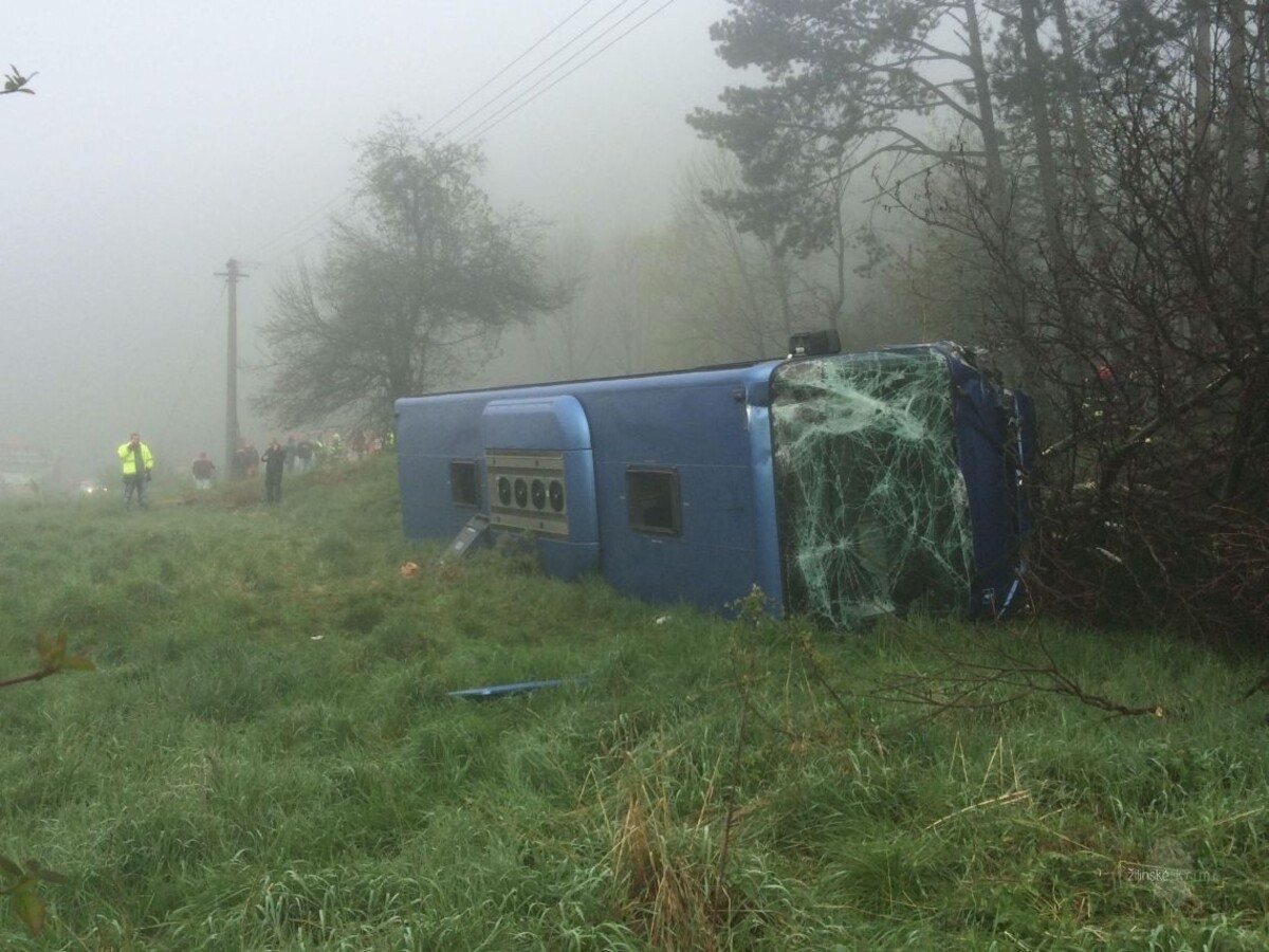 V Rakúsku havaroval slovinský autobus, zranilo sa 40 ľudí