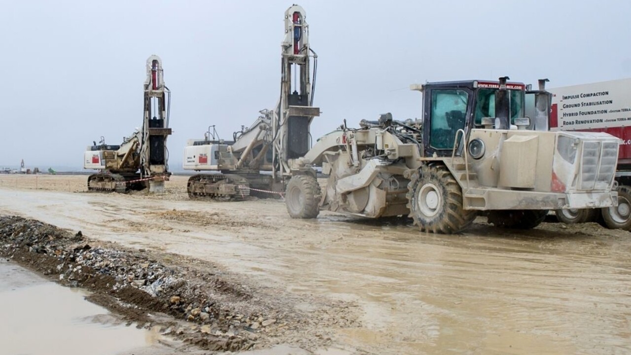 Jaguar mal pozastaviť práce na Slovensku, podľa rezortu výstavba pokračuje