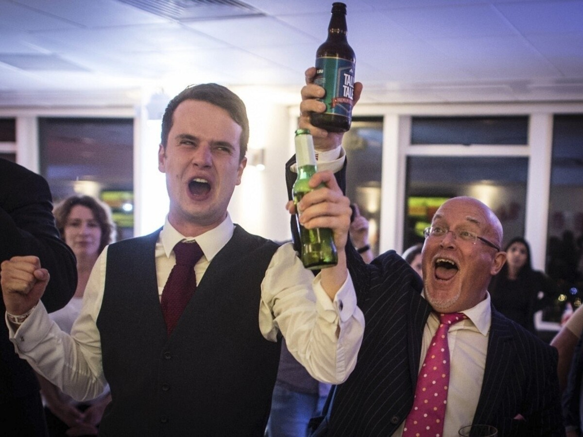 ONLINE: Británia sa rozhodla pre Brexit, libra padá