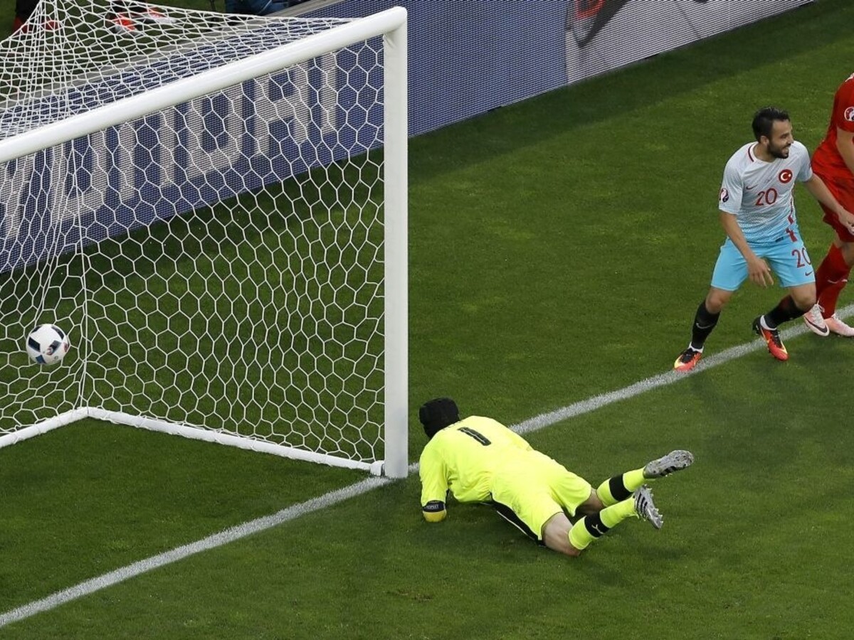 Brankár Čech drží po zápase s Tureckom neslávny historický rekord