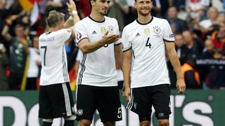 Nemci by mohli mať v zápase s našimi výhodu, dôvodom je trávnik