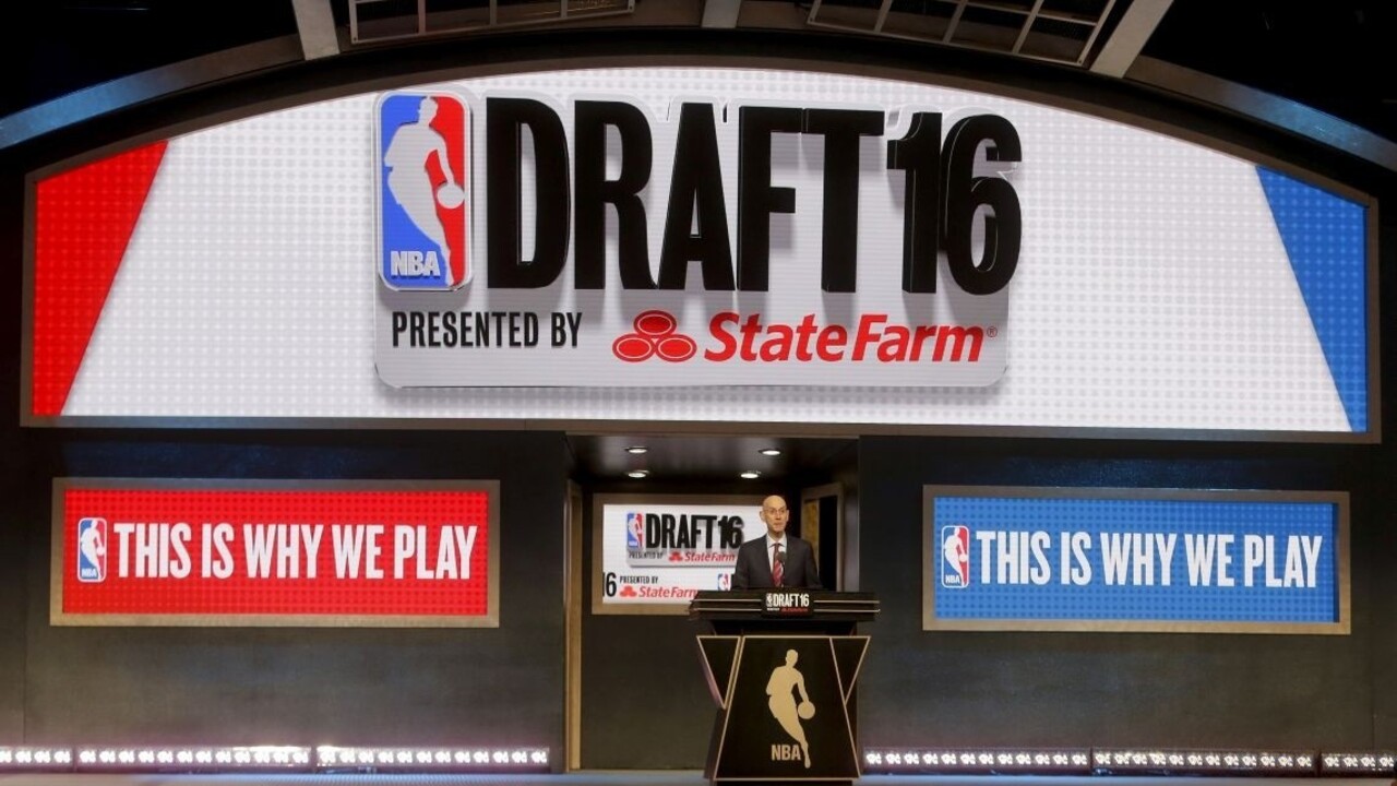 Jednotkou draftu NBA sa stal Simmons, presadil sa aj Rakúšan