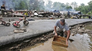 Virgíniu zasiahla storočná voda, v Kalifornii sa šíri oheň