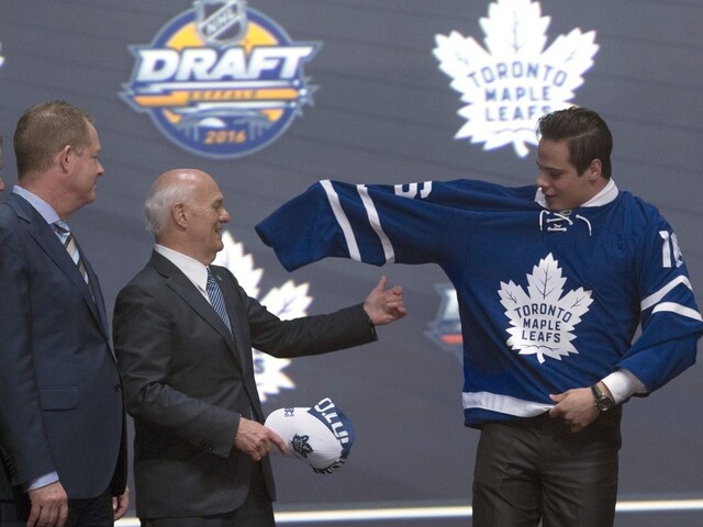 Jednotkou draftu NHL je Matthews, oblečie si dres Toronta