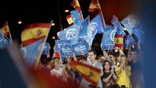 Španieli si volia nový parlament. Dostanú sa z politického patu?