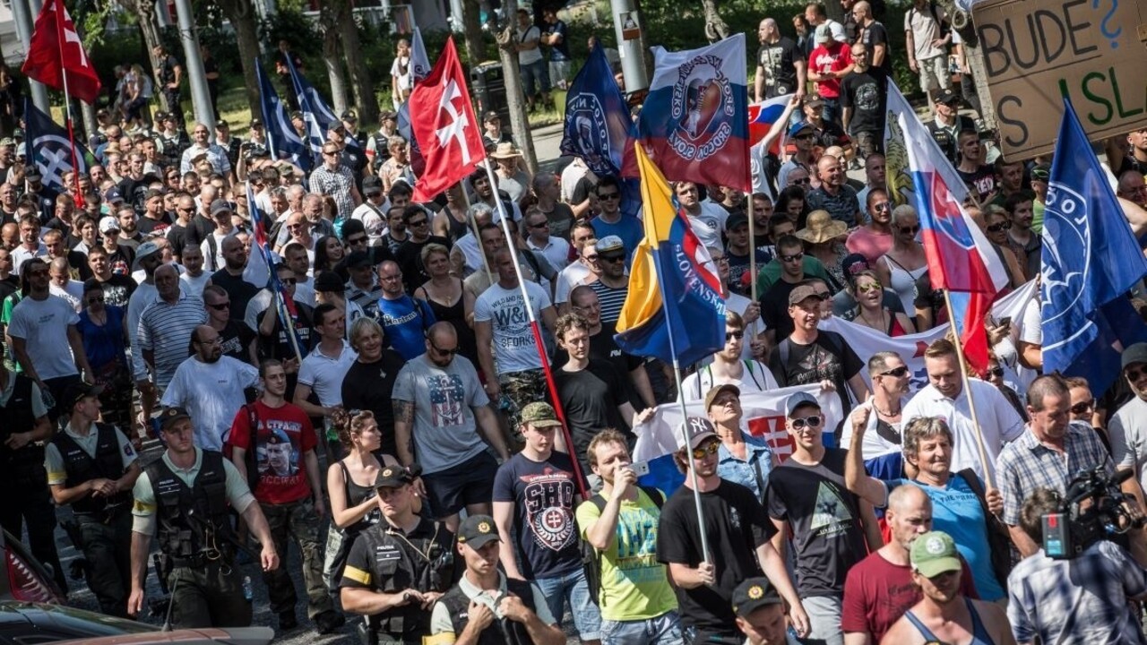 Polícia všetkých zadržaných z pochodu extrémistov prepustila