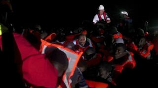 Pri brehoch Líbye zachránili z vratkých plavidiel tisícky migrantov