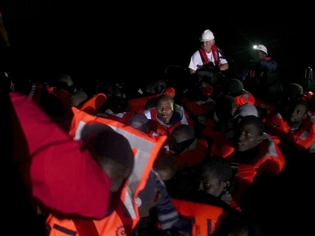 Pri brehoch Líbye zachránili z vratkých plavidiel tisícky migrantov