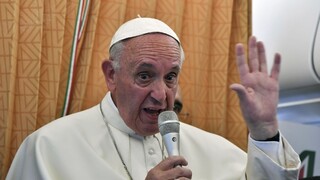 Kresťania a cirkev by sa mali ospravedlniť homosexuálom, vyhlásil pápež