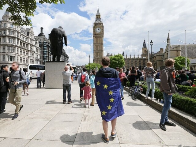 ONLINE: Európska elita núti Britániu rýchlo odísť, trhy počítajú škody