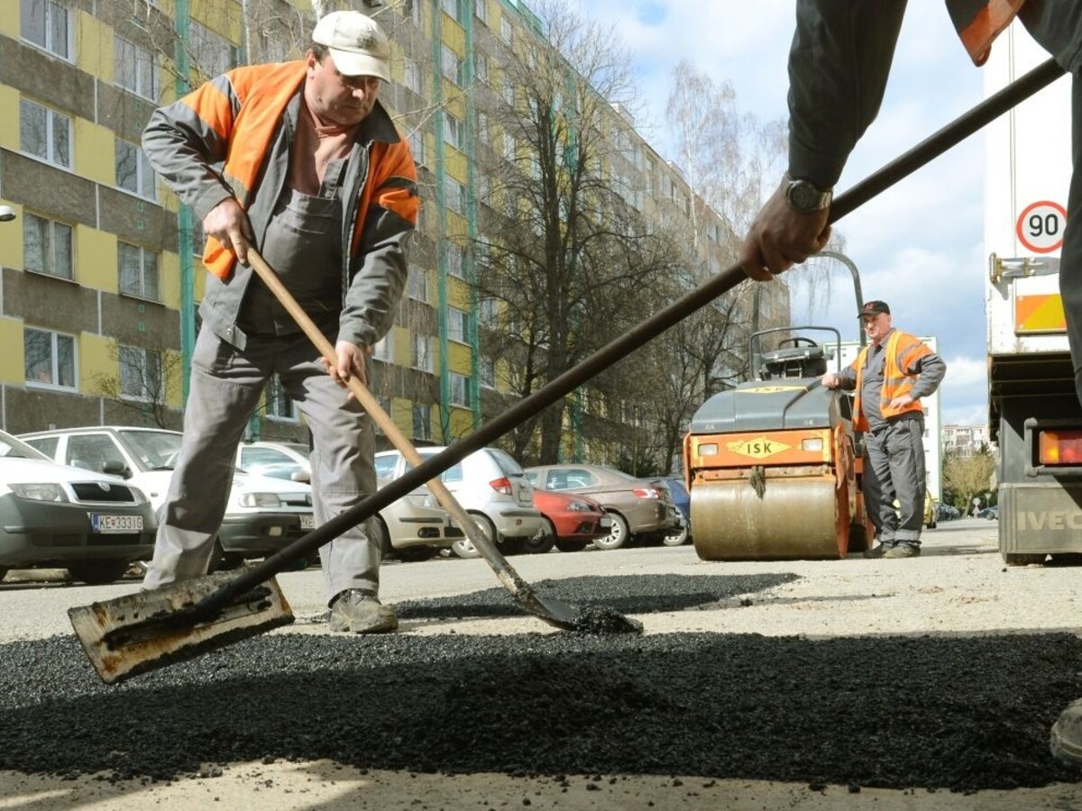 cestári Košice oprava cesta 1140 px (TASR/František Iván)