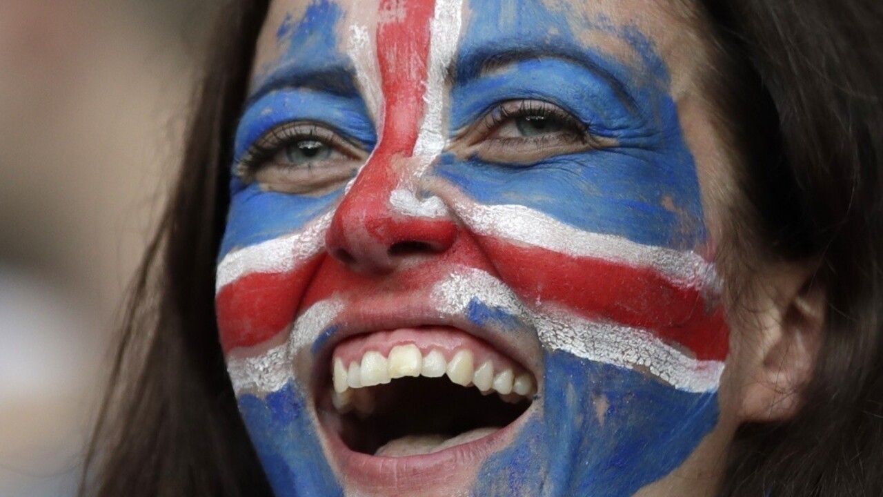 Angličania čelia posmeškom. Porazila ich krajina, ktorá má viac sopiek ako futbalistov