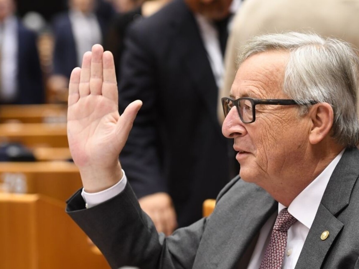 Prečo ste tu? Opýtal sa Juncker britského euroskeptika v parlamente
