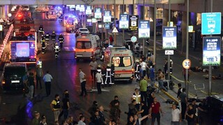 Istanbulským letiskom otriasli výbuchy a streľba, hlásia desiatky mŕtvych