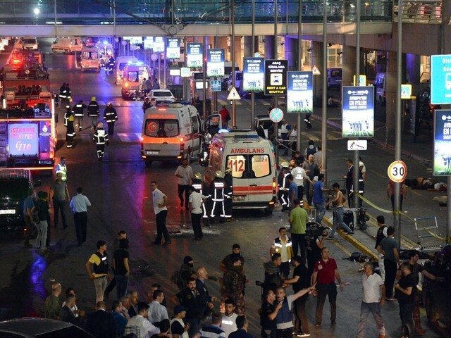 Istanbulským letiskom otriasli výbuchy a streľba, hlásia desiatky mŕtvych